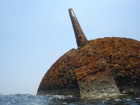 Uno de los ca&ntilde;ones principales, de 28 cm de calibre, del Oquendo, apuntando al cielo