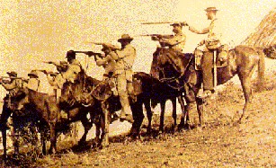 Jinetes mambises ejercit&aacute;ndose en el tiro con fusil