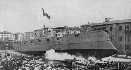 Momento en el que es botado un  buque de la clase Garibaldi