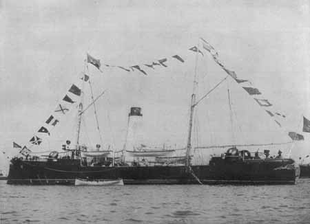 el crucero MARQU&Eacute;S DE LA ENSENADA engalanado