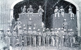 Soldados espa&ntilde;oles en una estaci&oacute;n de ferrocarril
