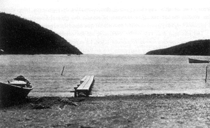 la entrada a la bah&iacute;a de Gu&aacute;nica, vista desde la playa