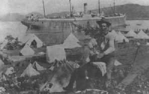 Unidades americanas desembarcando en Gu&aacute;nica, a trav&eacute;s de un improvisado muelle de pontones