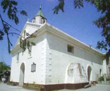 Dos im&aacute;genes de la  Iglesia de Baler: desde un lateral y una vista a&eacute;rea en la actualidad