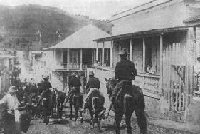 tropas norteamericanas en un pueblo de Puerto Rico
