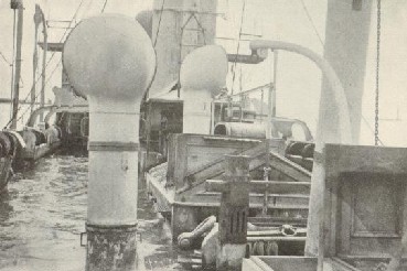 Una vista de la cubierta del Isla de Luz&oacute;n, que ser&iacute;a reflotado e incorporado a la US Navy