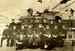 oficiales del CRISTOBAL COL&Oacute;N  posando para las c&aacute;maras. Se aprecia una torre de grueso calibre sin su ca&ntilde;&oacute;n