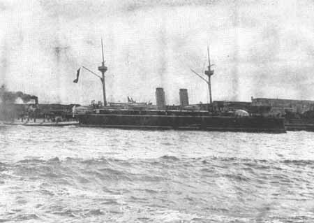 imagen, un tanto lejana, del OQUENDO  fondeado