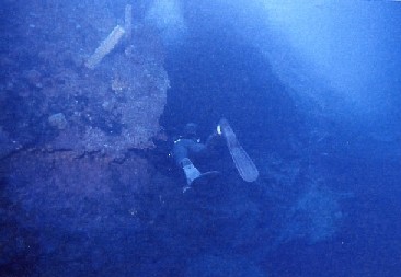 Un buzo se adentra en las bodegas del Col&oacute;n a trav&eacute;s del agujero que en los a&ntilde;os 60 abrieron con dinamita los miembros del equipo de Jacques Cousteau