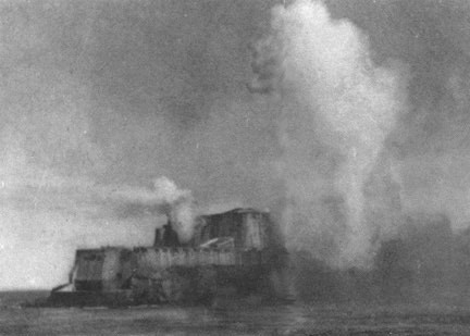 el castillo de El Morro de Santiago de Puerto Rico en el momento de ser bombardeado por los buques de Sampson