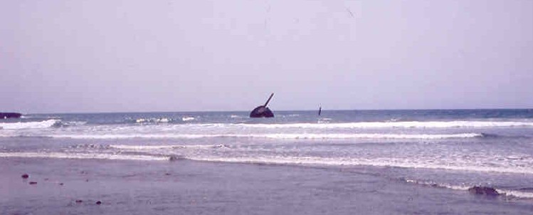 Desde la playa del Aserradero se observan los ca&ntilde;ones del Vizcaya asomando desde el mar. Foto de Teodoro Rubio Casta&ntilde;o.