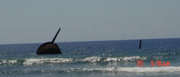 Mudos testigos del combate, los ca&ntilde;ones de 280 mm. del Oquendo apuntan al cielo amenazadores, en una postura inveros&iacute;mil. Foto de Teodoro Rubio Casta&ntilde;o