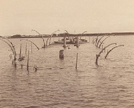 Restos de uno de los buques espa&ntilde;oles hundidos en el combate de Cavite