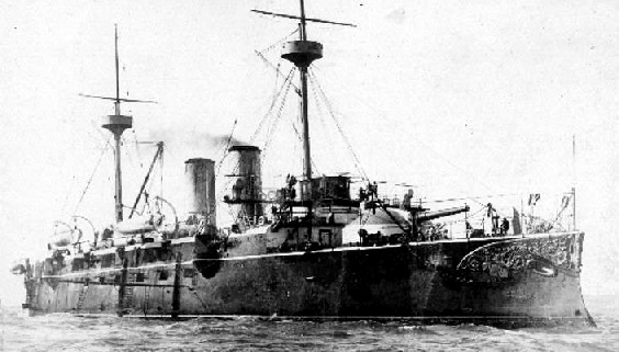 Una amenazadora estampa del Vizacaya en alta mar. Sus fondos, sucios, le restaron velocidad.