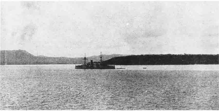 USS Charleston en la rada de Apra
