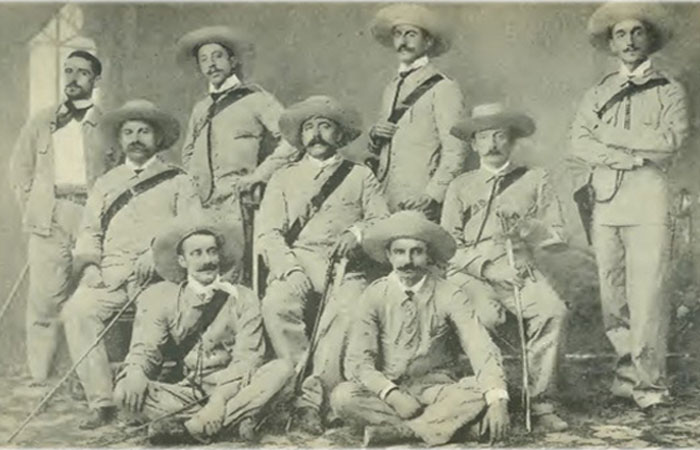 Jefes y oficiales del escuadrón peninsular. Del libro «La División Lachambre».