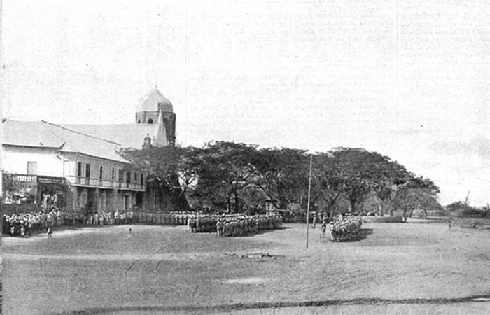 Misa de campaña en la plaza de Parañaque.
