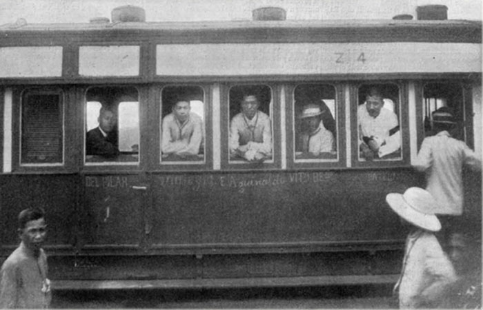 Cabecillas insurrectosen el tren que les dirige al puerto de Sual.