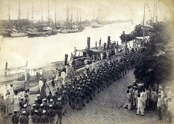 Desembarco en Manila de un Batallón de Cazadores Expedicionarios.