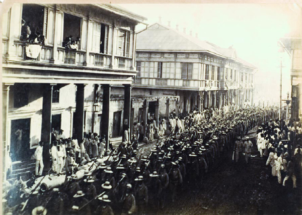 Desfile por las calles de Manila de un Batallón de Cazadores Expedicionarios.