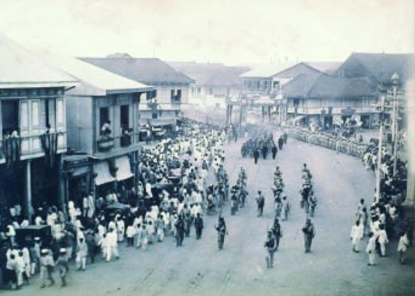 Desfile por las calles de Manila de un Batallón de Cazadores Expedicionarios