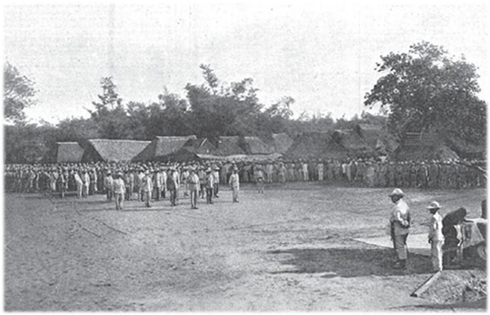 Cavite. Desfile ante el General Ríos después de la misa de campaña.
